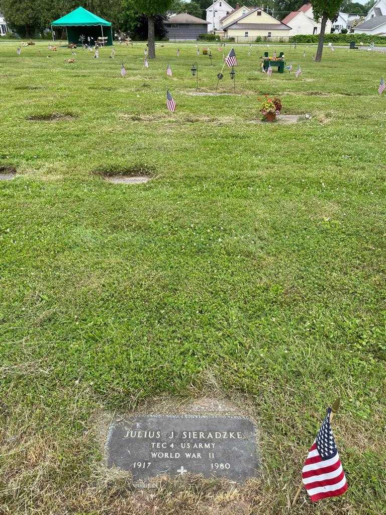 Julius J. Sieradzke's grave. Photo 2