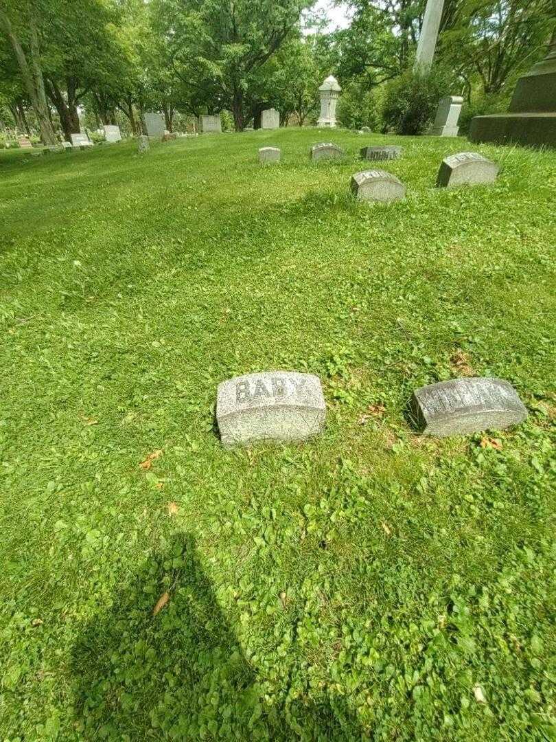 Infant Child Greenway's grave. Photo 2