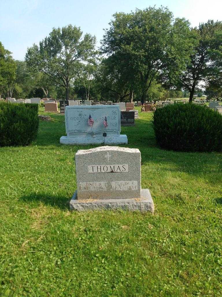 Claude E. Thomas's grave. Photo 1