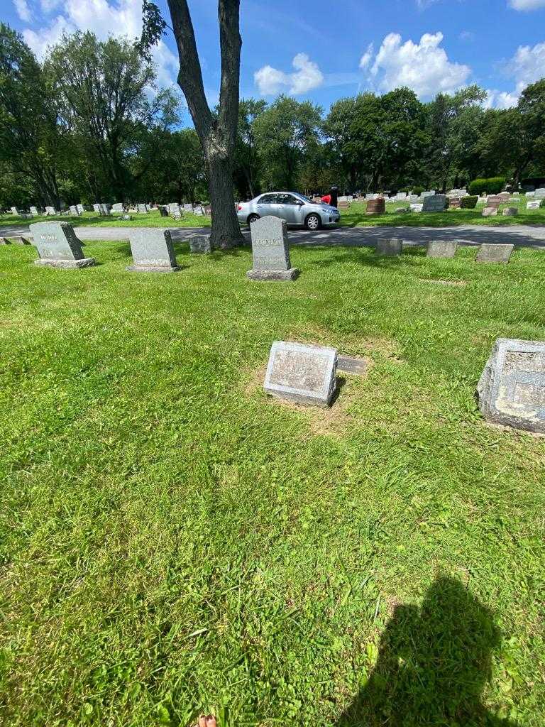 Evelyn Grant's grave. Photo 1