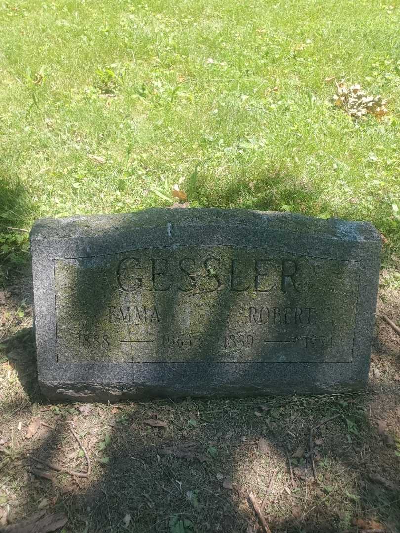 Robert E. Gessler's grave. Photo 3