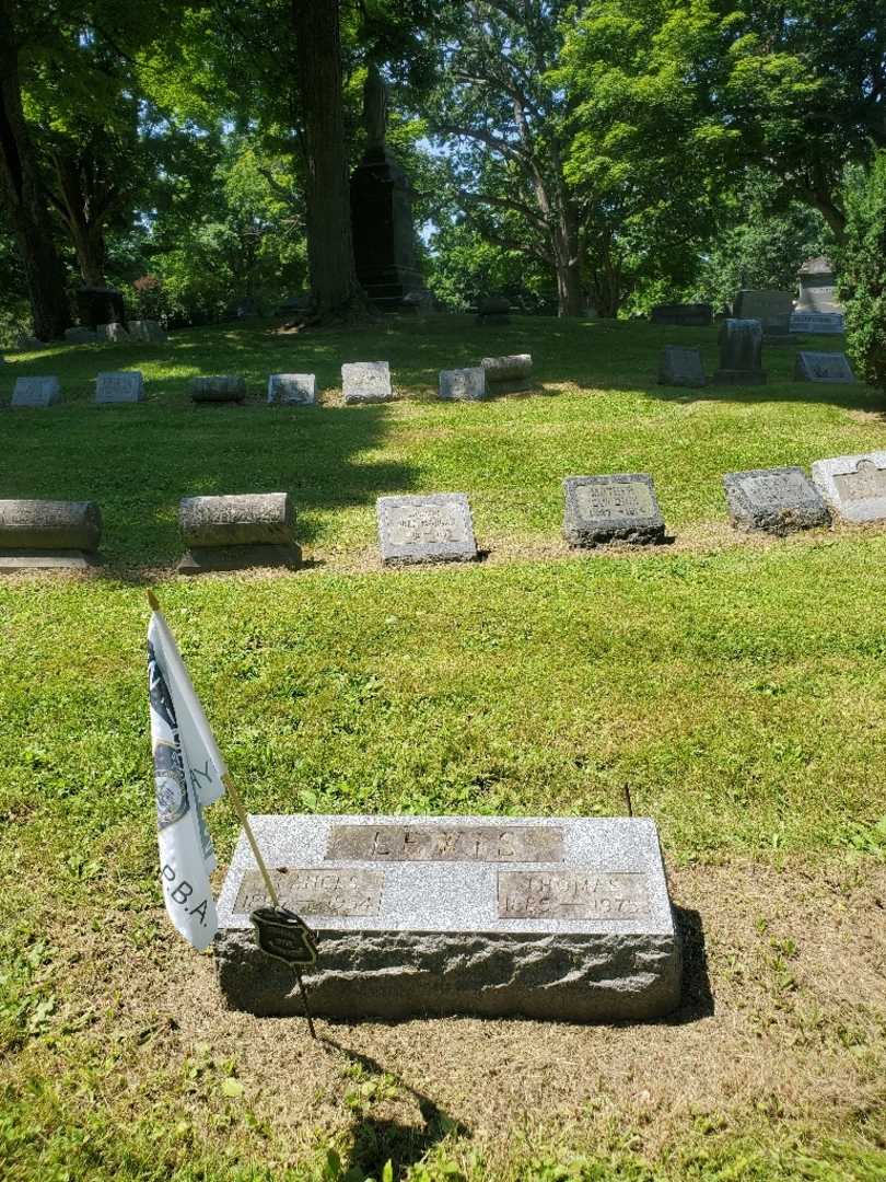 Thomas J. Lewis's grave. Photo 1