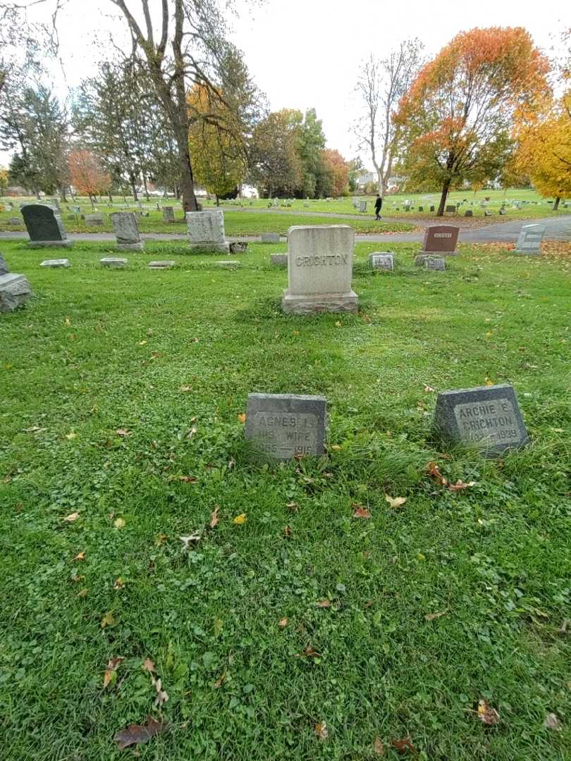 Agnes L. Crichton's grave. Photo 1