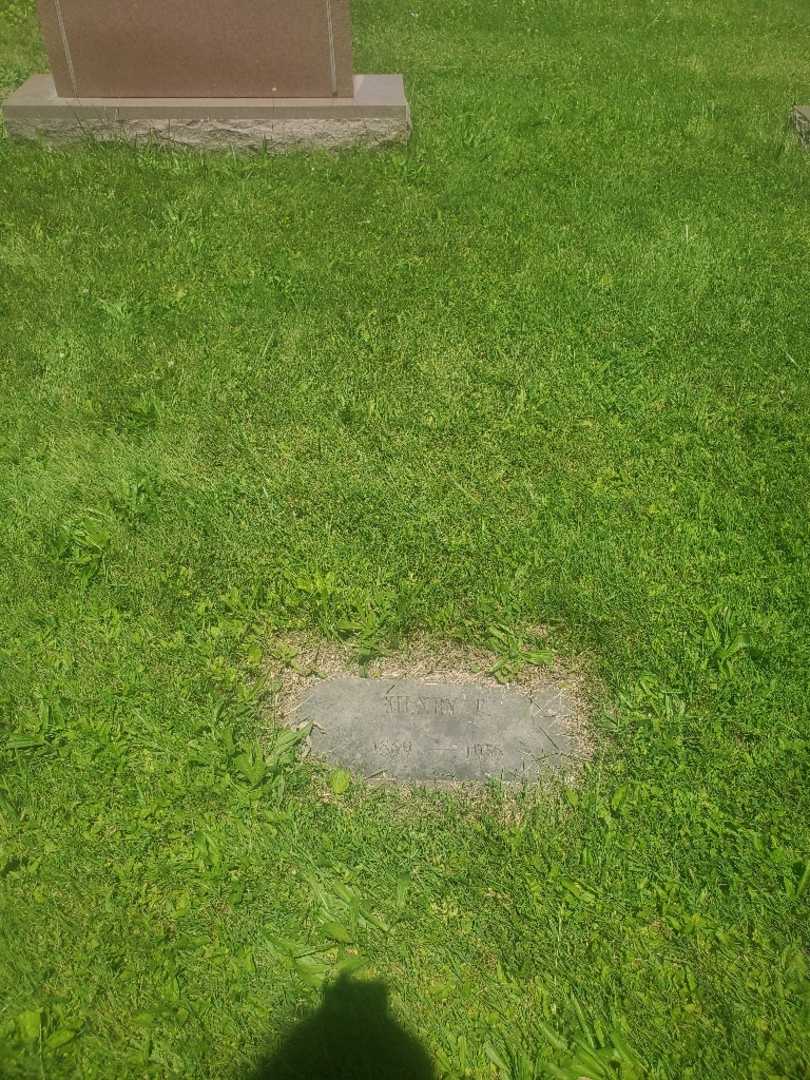 Henry F. Oswald's grave. Photo 2