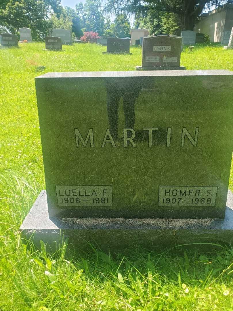 Luella F. Martin's grave. Photo 1