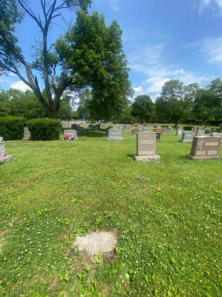 Thomas W. Swindell's grave. Photo 1