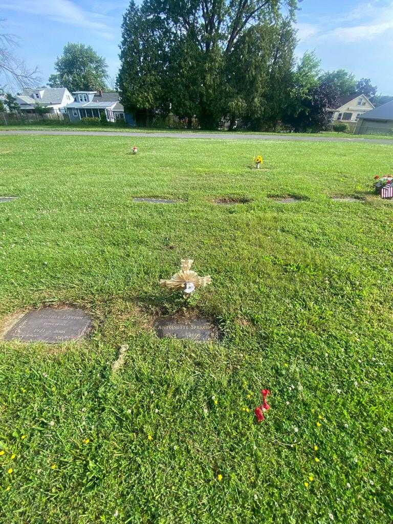 Antoinette Speach's grave. Photo 1