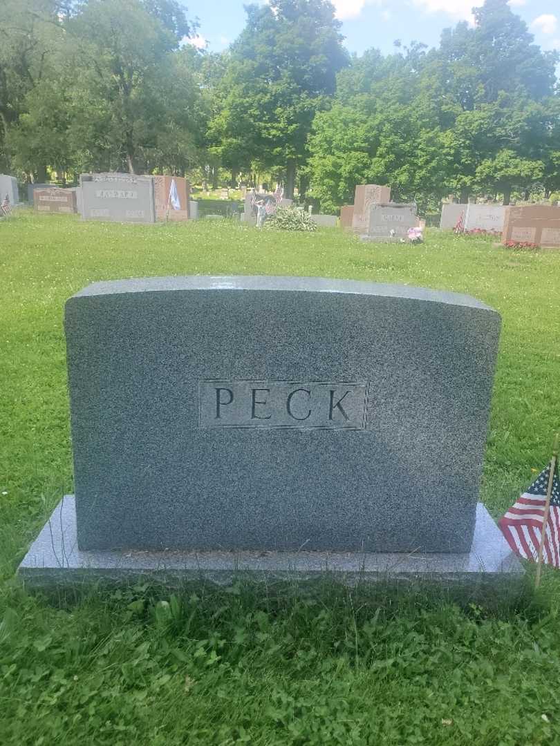 William Edward Peck's grave. Photo 5