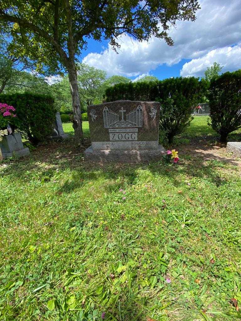 Ronald U. Zogg's grave. Photo 1
