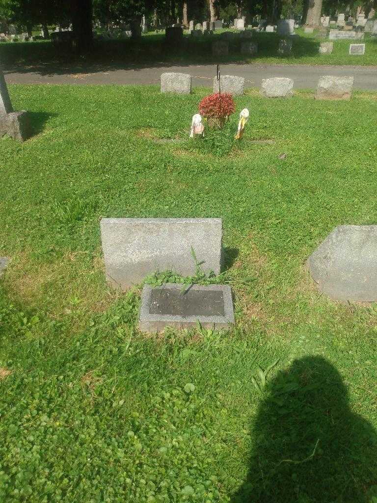 Essie A. Nutting's grave. Photo 1