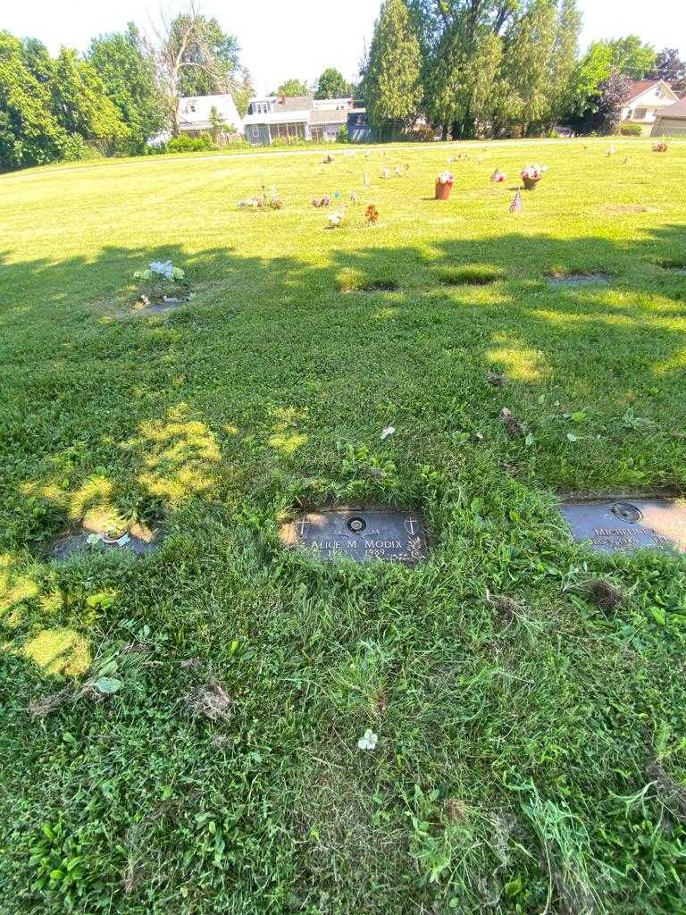 Alice M. Modix's grave. Photo 1