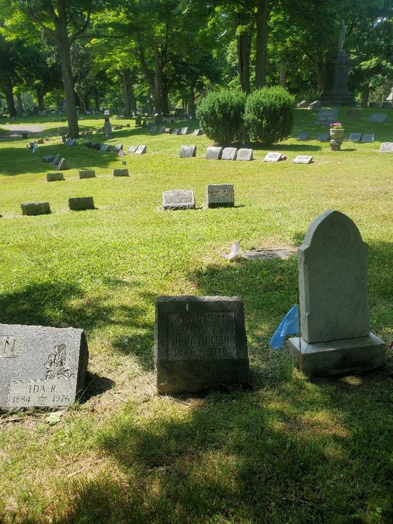 Jennie Magdelena B. Klein's grave. Photo 1