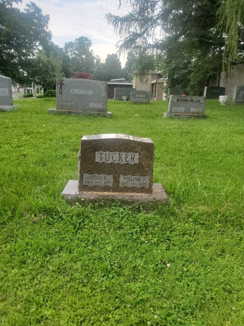 Helga R. Tucker's grave. Photo 2