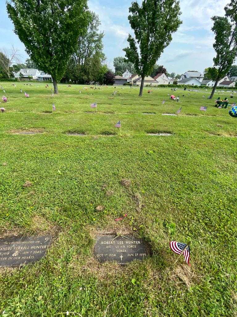 Robert Lee Hunter's grave. Photo 1