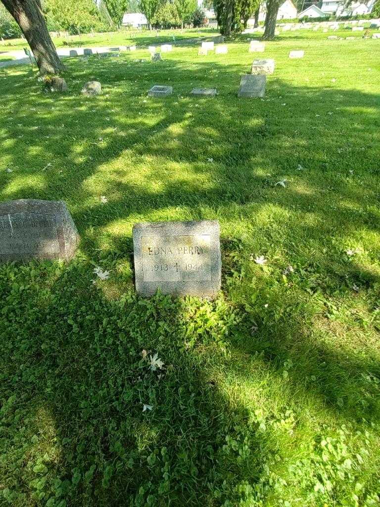 Edna Perry's grave. Photo 1