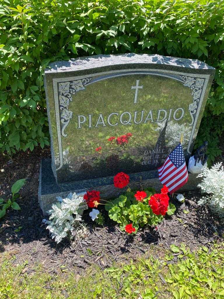 Daniel A. Piacquadio's grave. Photo 2