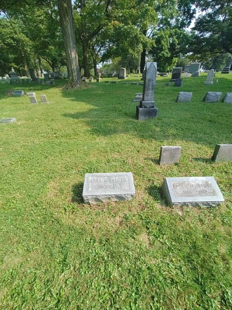 Ida L. Schweizer's grave. Photo 1