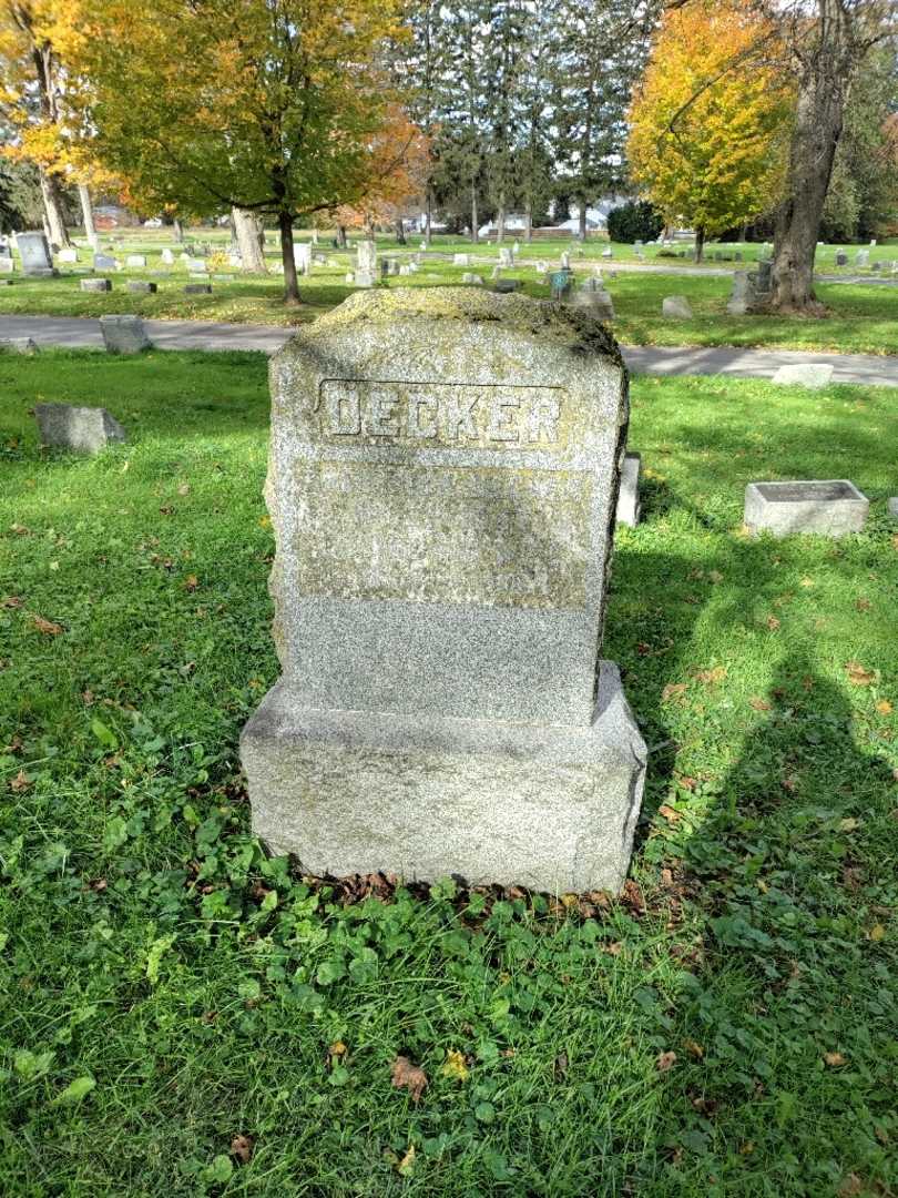 Louisa Decker's grave. Photo 2
