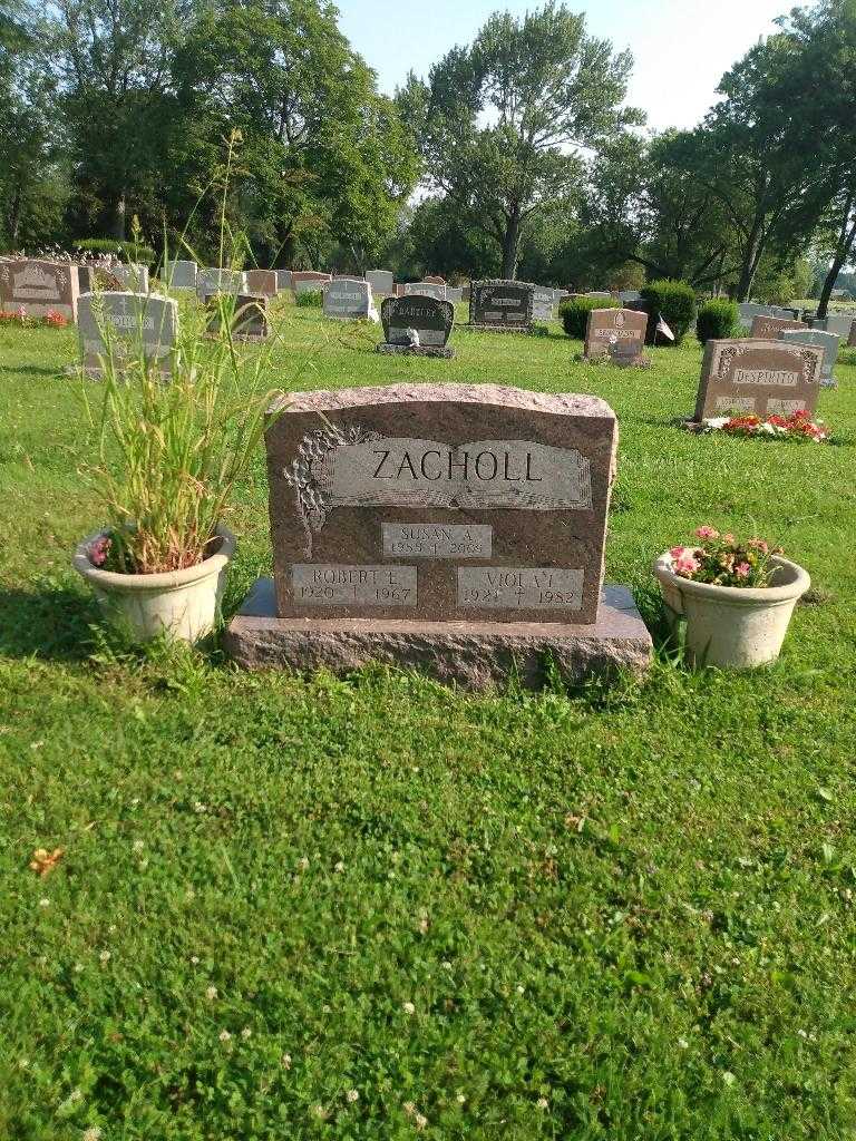 Susan A. Zacholl's grave. Photo 1