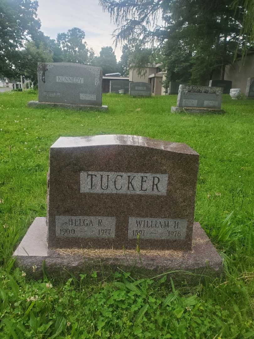 William H. Tucker's grave. Photo 3