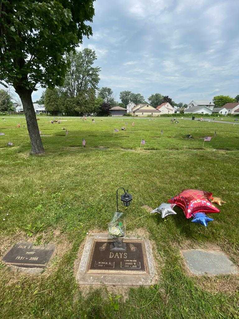 James W. Days's grave. Photo 1