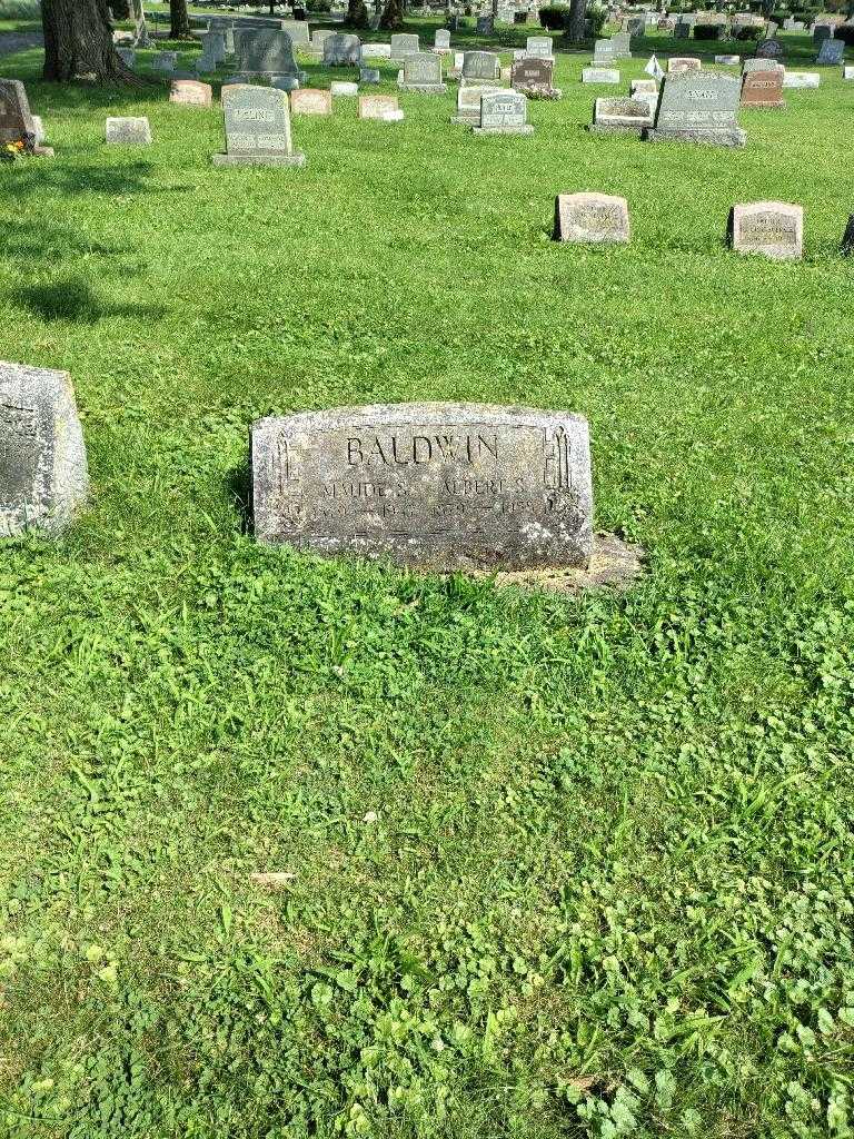 Maude S. Baldwin's grave. Photo 1