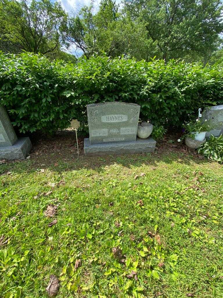 Betty I. Haynes's grave. Photo 1