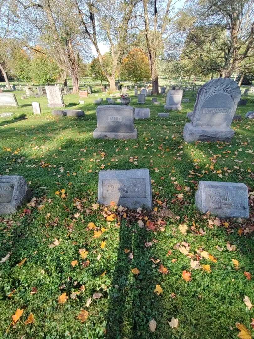 Phyllis M. Parry's grave. Photo 1