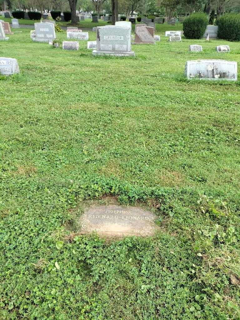 Josephine Leonard's grave. Photo 1