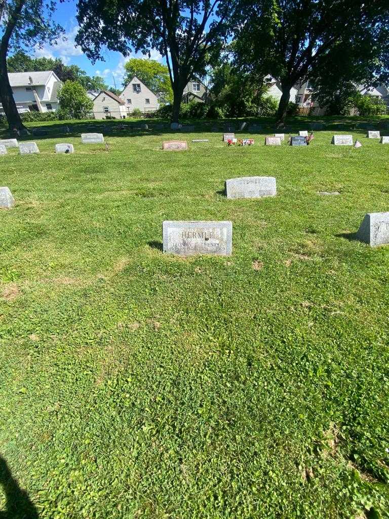 Leona V. Hermle's grave. Photo 1