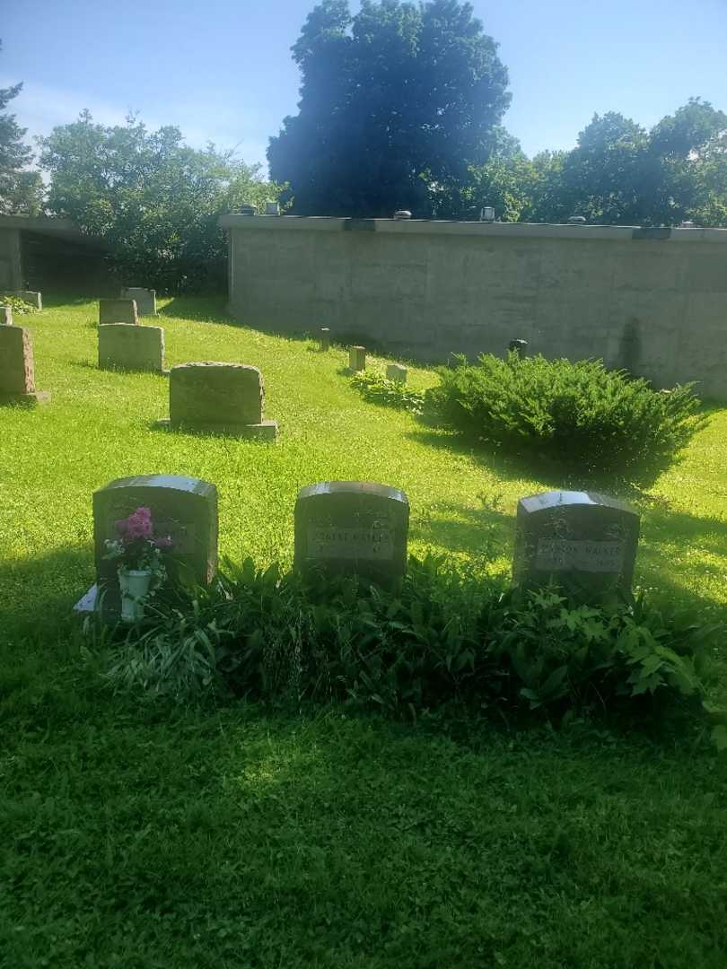Marion Walker's grave. Photo 2