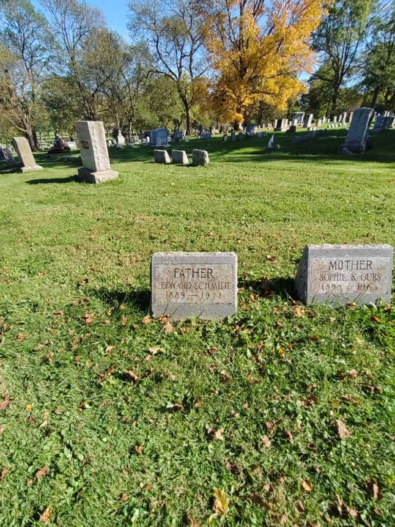 Leonard G. Schmidt's grave. Photo 1