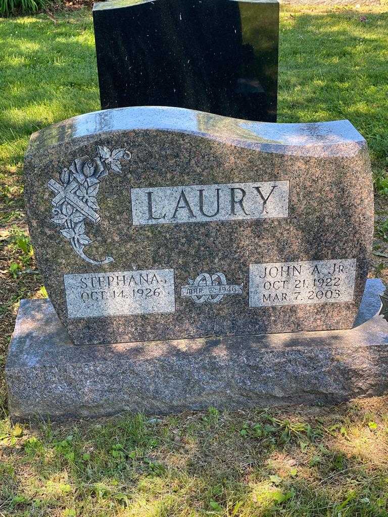 Stephana A. Laury's grave. Photo 3