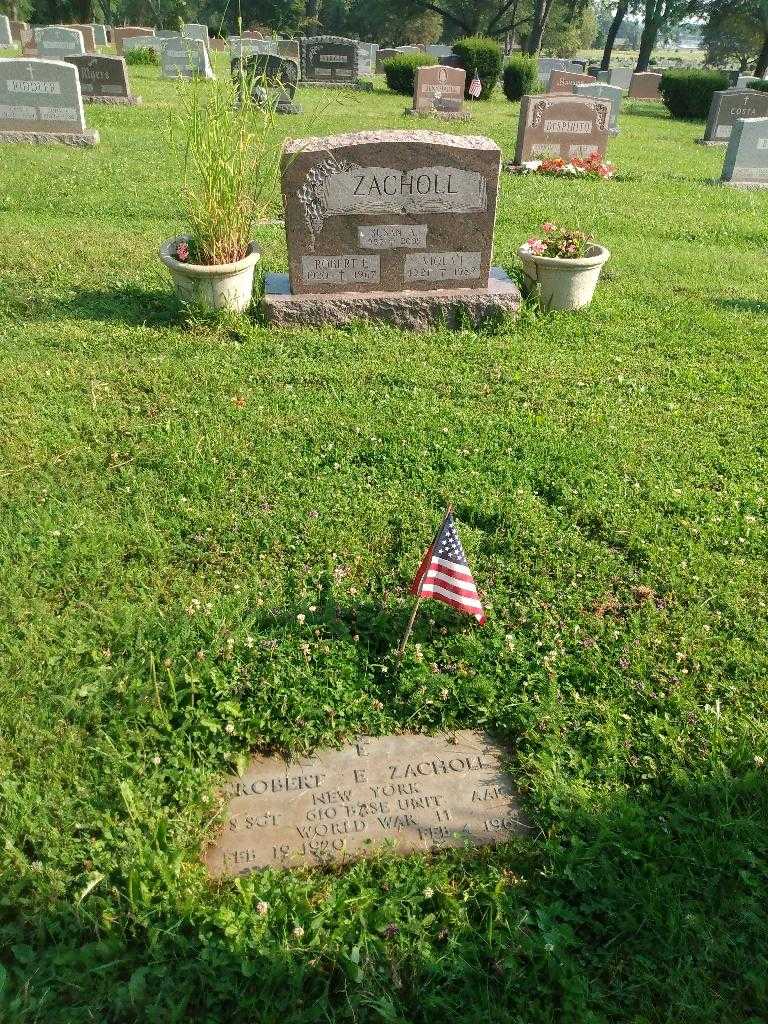Robert E. Zacholl's grave. Photo 5