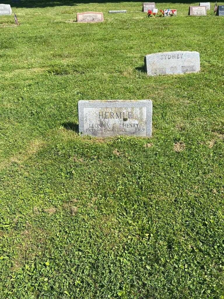 Leona V. Hermle's grave. Photo 2