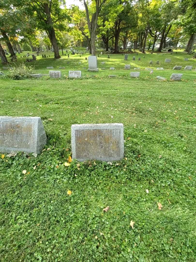 Edmont William Kaufman's grave. Photo 1