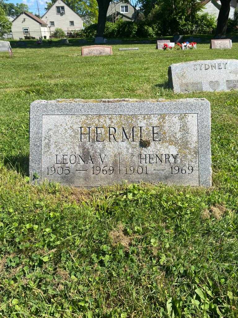 Leona V. Hermle's grave. Photo 3