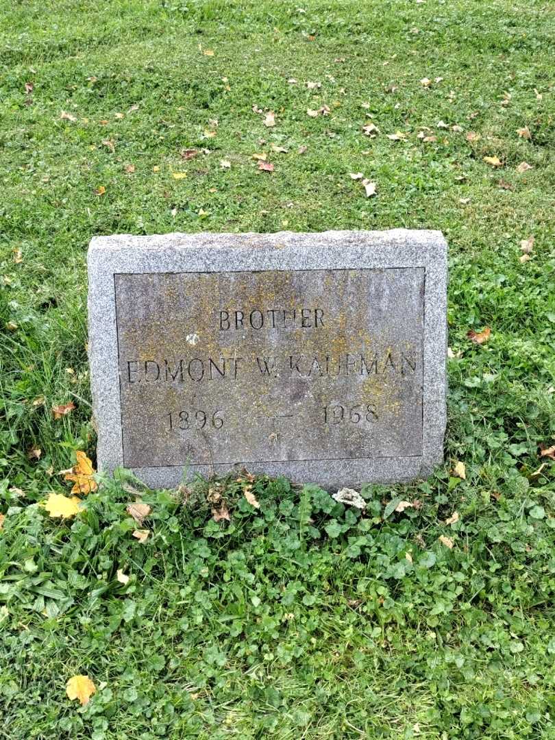 Edmont William Kaufman's grave. Photo 2