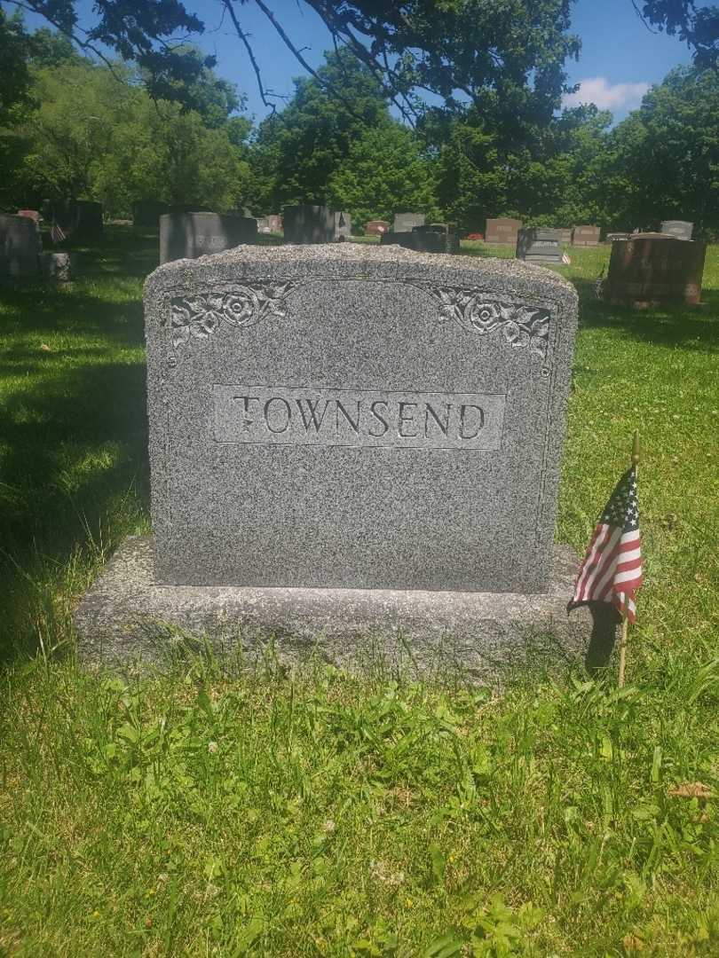 Opal B. Townsend's grave. Photo 4