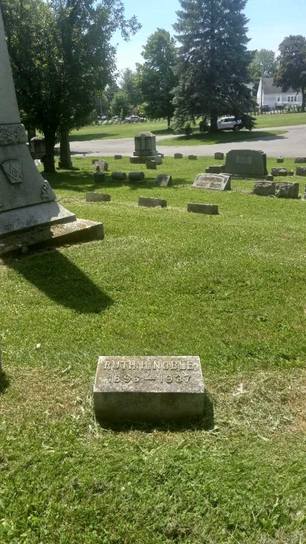 Ruth H. Noble's grave. Photo 2