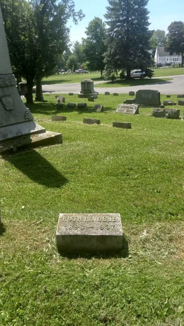 Ruth H. Noble's grave. Photo 1