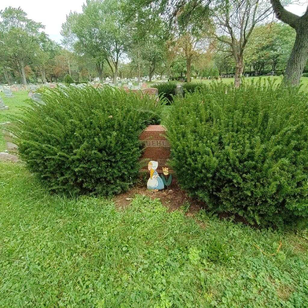 Bertha Kuehl's grave. Photo 3