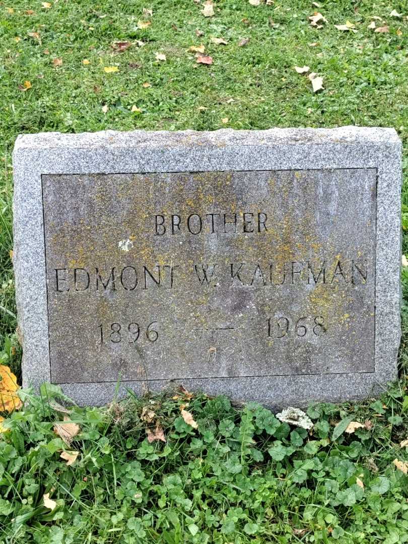 Edmont William Kaufman's grave. Photo 3