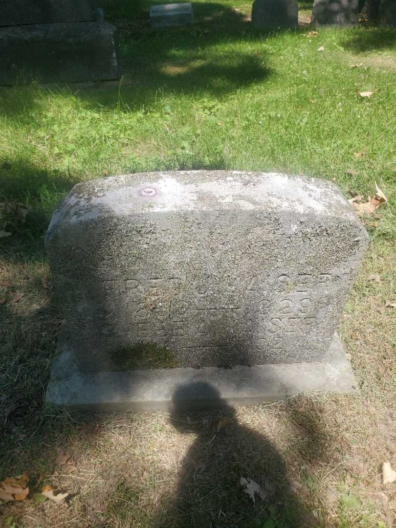 Frederick J. Kaiser's grave. Photo 3