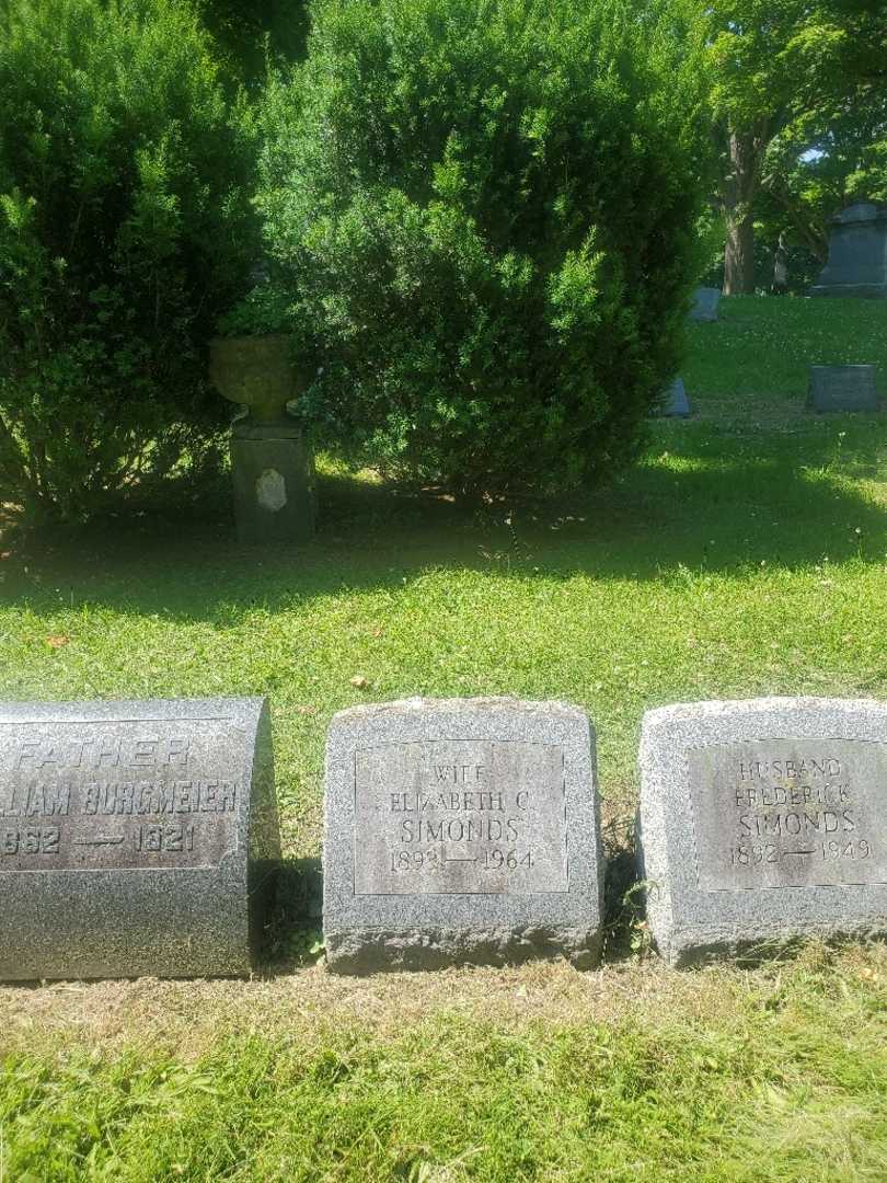 Elizabeth C. Simonds's grave. Photo 1