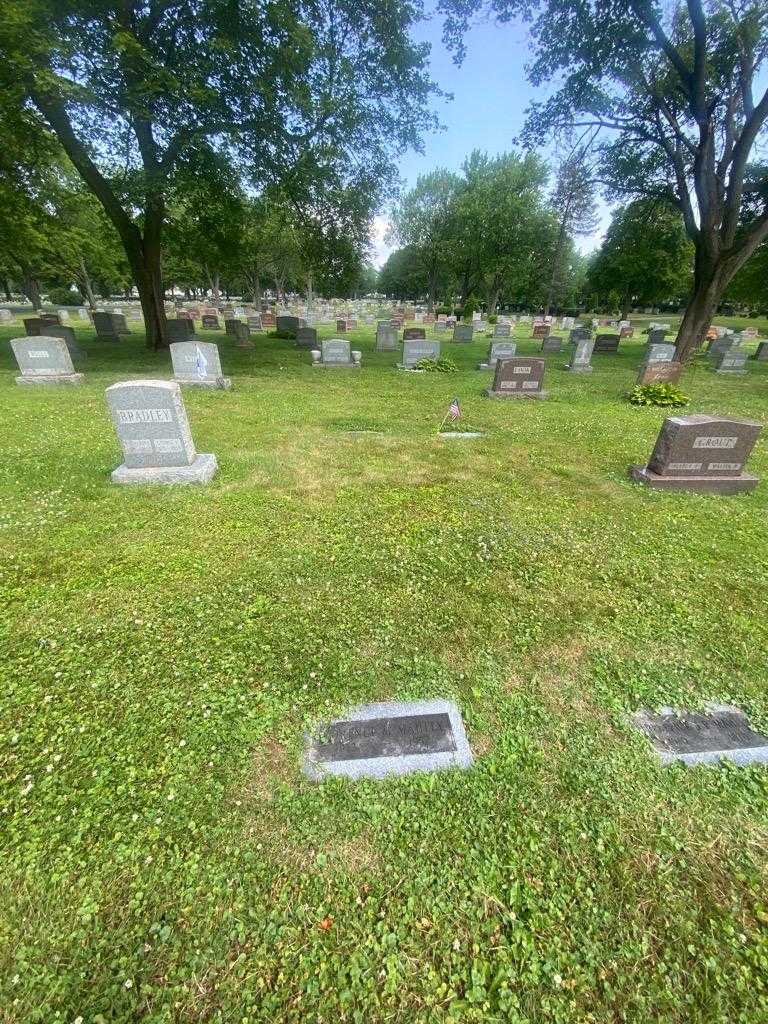 Lorence M. Mahley's grave. Photo 1