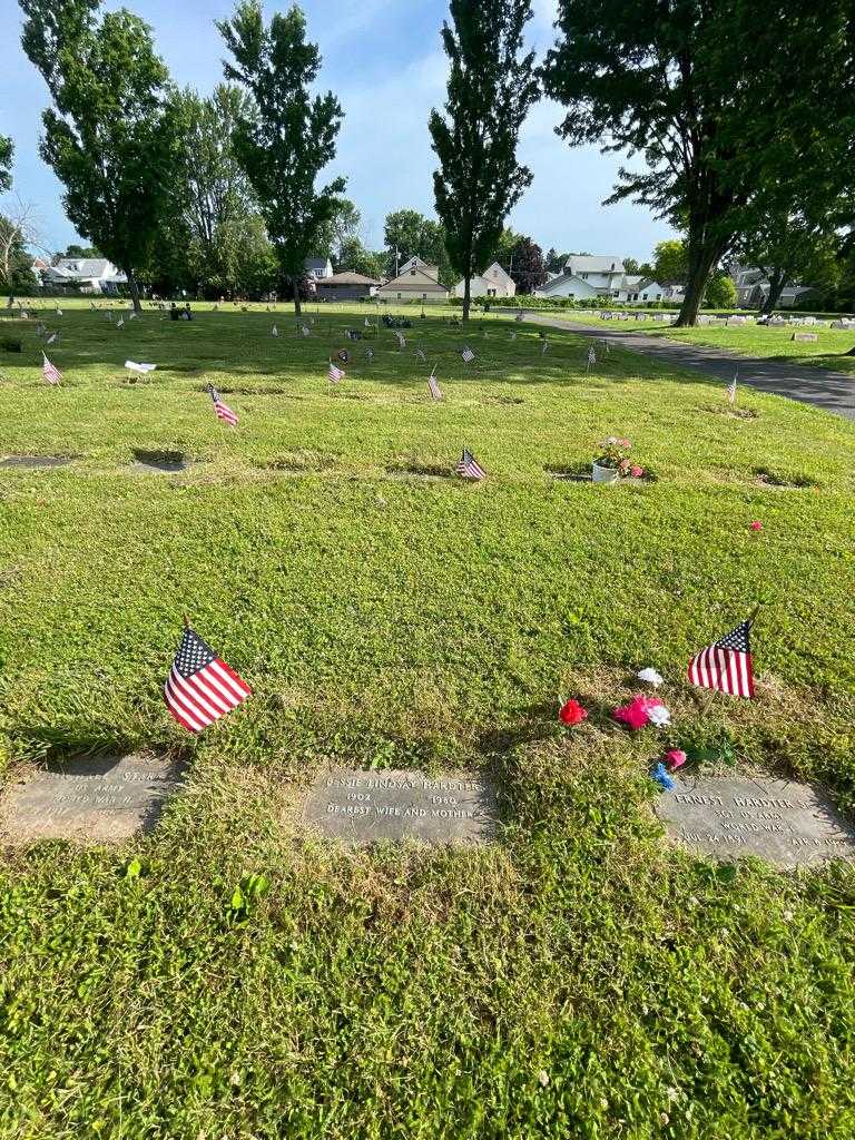 Bessie Lindsay Hardter's grave. Photo 2
