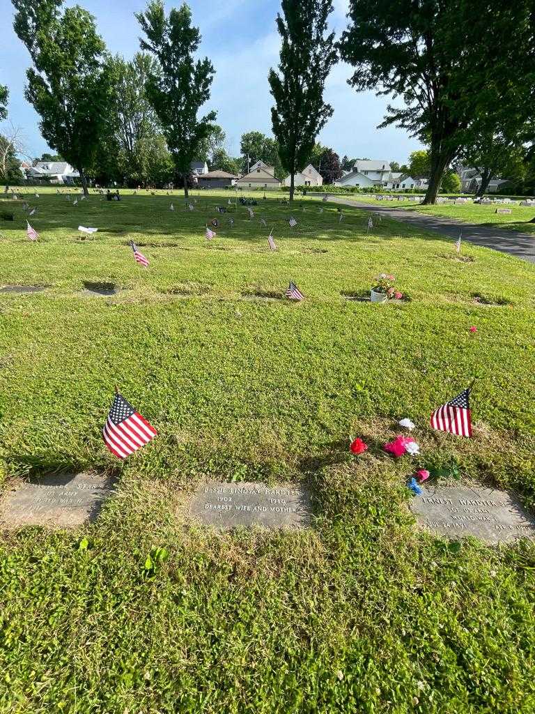 Bessie Lindsay Hardter's grave. Photo 1