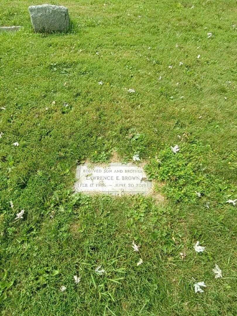 Lawrence E. Brown's grave. Photo 4