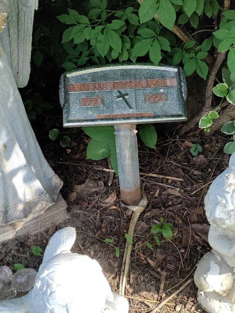 Danielle Teresa Lore's grave. Photo 2